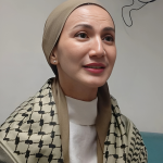 Wanda Hamidah berfoto saat mengikuti aksi damai kemanusiaan di Gaza, Palestina