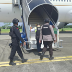 Petugas Densus 88 memeriksa pesawat Saudia Airlines terkait ancaman bom melalui email