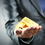 Seorang pemain sedang meraih kemenangan besar di platform judi online KOIN688 melalui permainan slot yang mudah diakses.