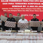 Petugas Kejaksaan Agung menunjukkan bukti penyitaan uang Rp11,8 triliun dalam kasus korupsi tambang timah