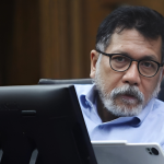 Zarof Ricar saat mendengarkan putusan hakim terkait kasus pembunuhan Ronald Tannur