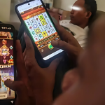 Ilustrasi pemain judi online di smartphone, mencerminkan sisi hiburan dan risiko kecanduan