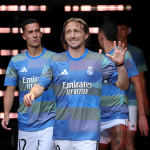 Luka Modric mengenakan jersey Real Madrid, tetap bertahan meski gaji turun drastis