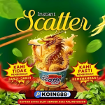 Gambar promosi fitur Instant Scatter KOIN688 dengan naga emas keluar dari mie instan, simbol kemenangan instan di situs slot server Asia paling gacor.